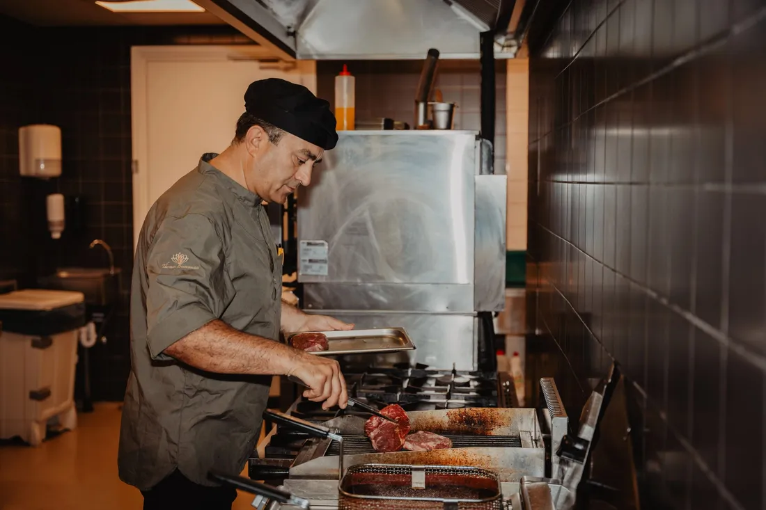 Vlees op de grill in de keuken